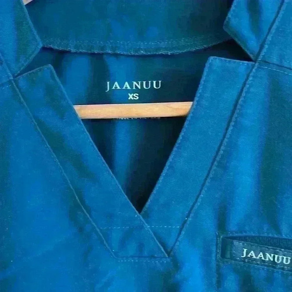 Jaanuu scrub top - Picture 2 of 3